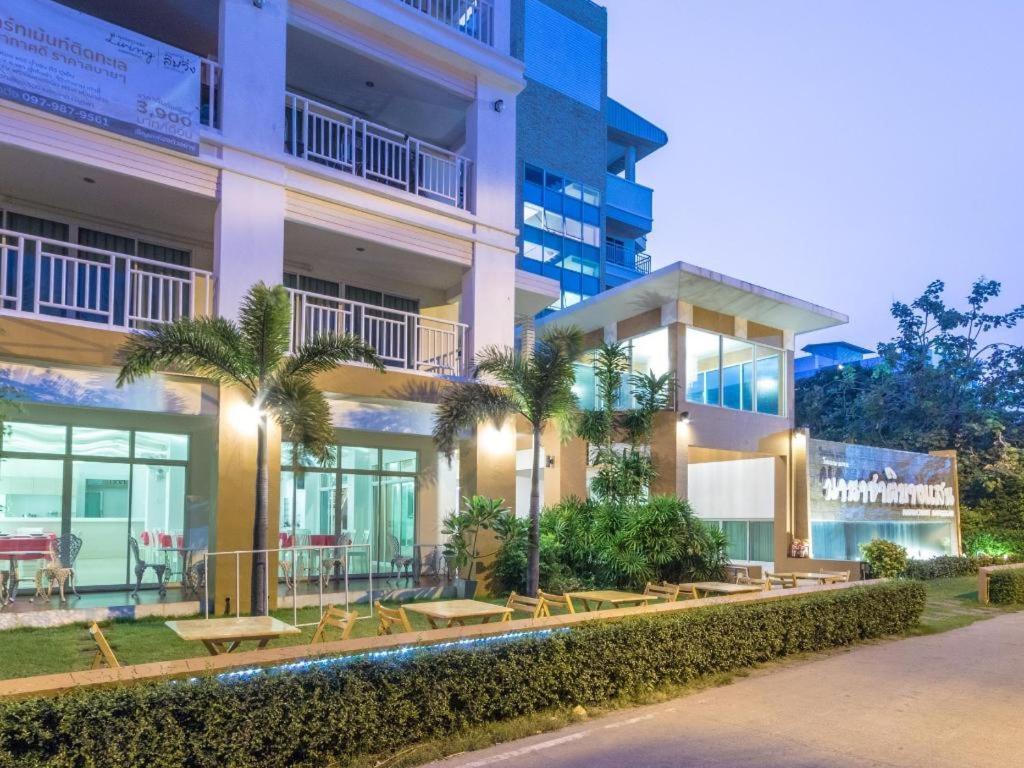 Nana Chat Bangsaen Hotel シーラーチャー エクステリア 写真